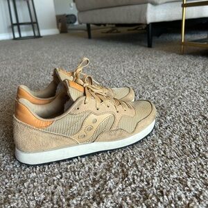 Gold Saucony sneakers !